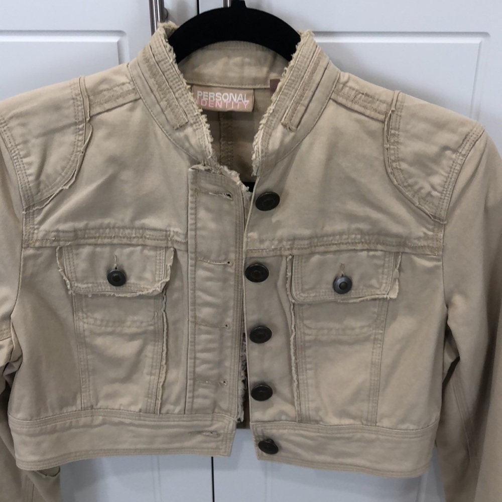 Woman’s tan crop jacket, Size M, Button down and bottom pockets - Picture 2 of 9